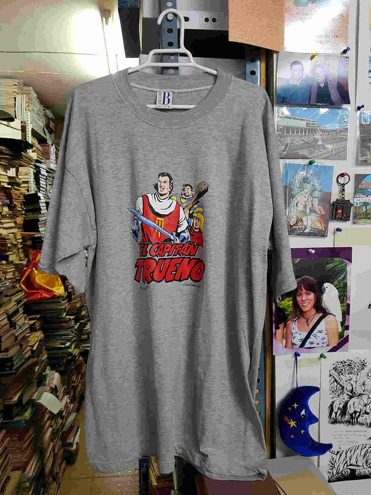 Camiseta de El Capitan Trueno, Crispin y Goliath firmada por Ambros. Talla SG