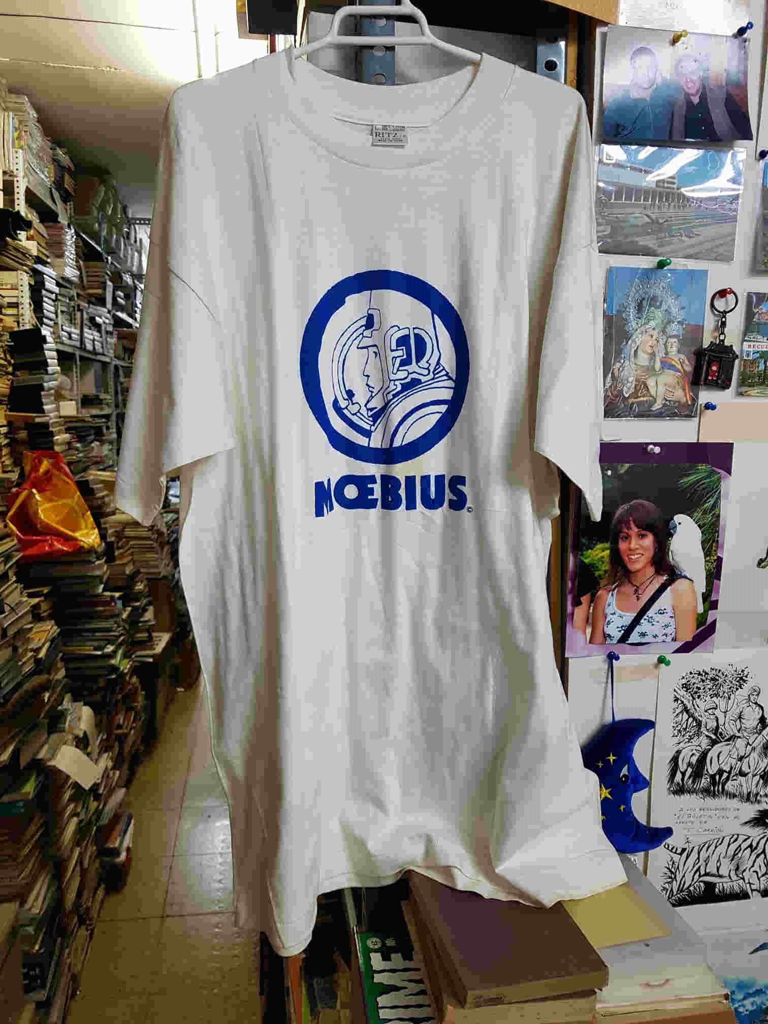 Camiseta con mancha amarillenta, de Moebius blanca con dibujo azul. Talla L