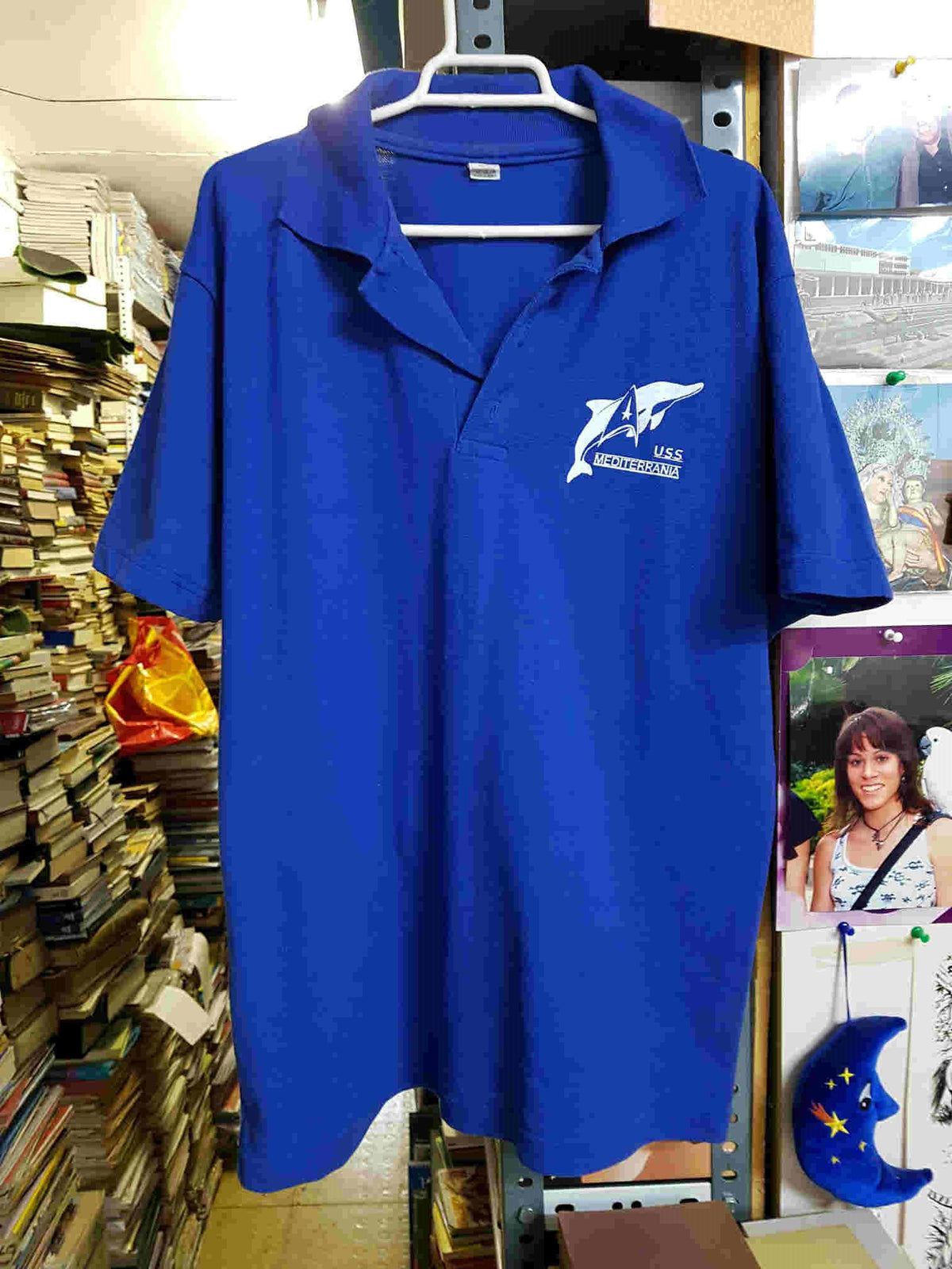 Camiseta azul, con dibujo blanco de un delfin. Talla M