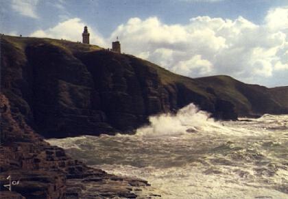 POSTAL 56982: Le cap Frehel Grosse mer devant le phare