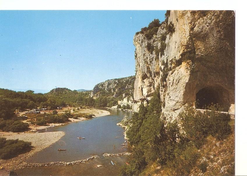 Postal 032999 : Paysages du Vivarais les Gorges de lArdeche la route du Pont dArc a Valion