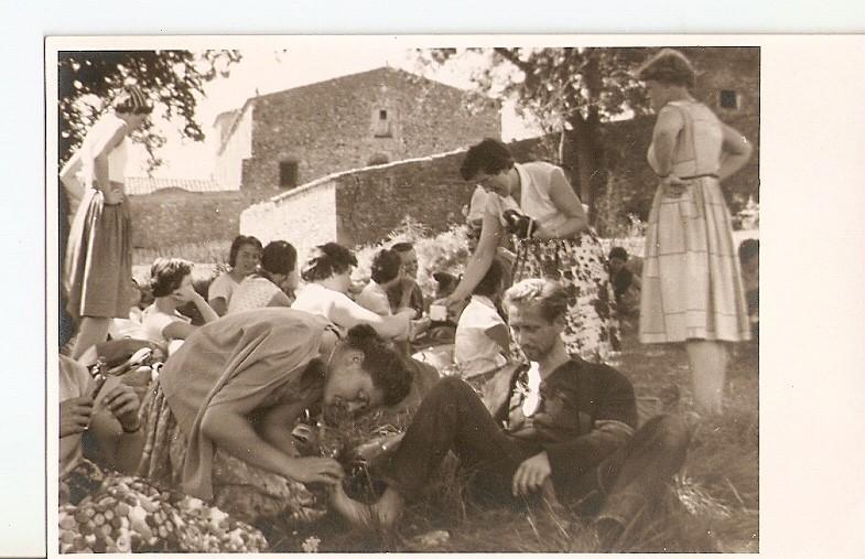 Postal 036373 : Foto gente sentada en el campo