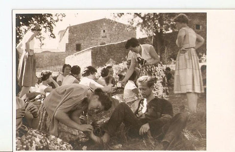 Postal 036373 : Foto gente sentada en el campo