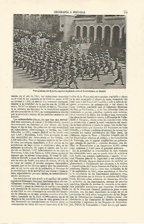 LAMINA ESPASA 26774: Paracaidistas desfilando delante de Franco