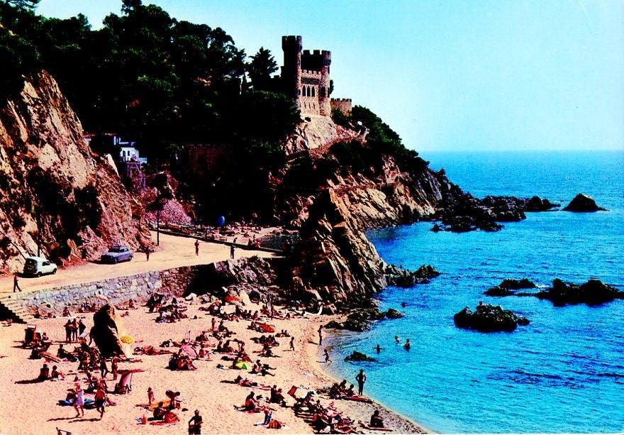 Postal 016612: LLORET DE MAR Costa Brava - Vista de la playa y el castillo de Lloret
