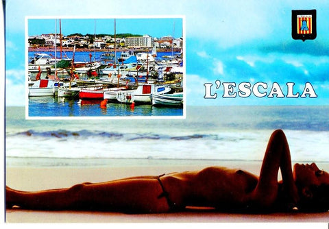Postal 016635: COSTA BRAVA LESCALA - Vista del puerto y chica en la orilla