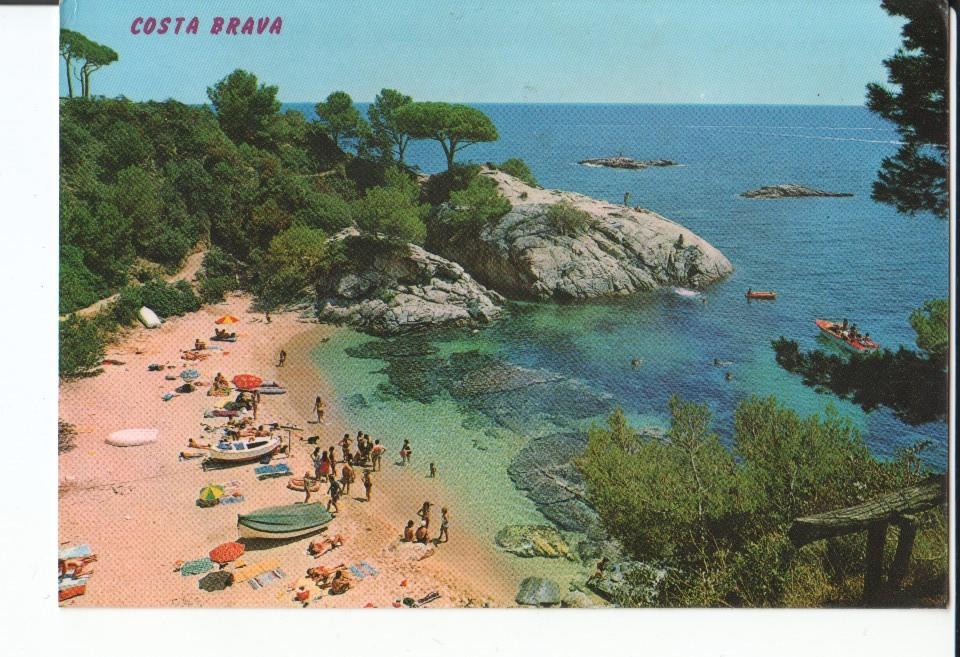 Postal 017000: COSTA BRAVA - Paisaje y Tipismo Espanol Vista de Playa