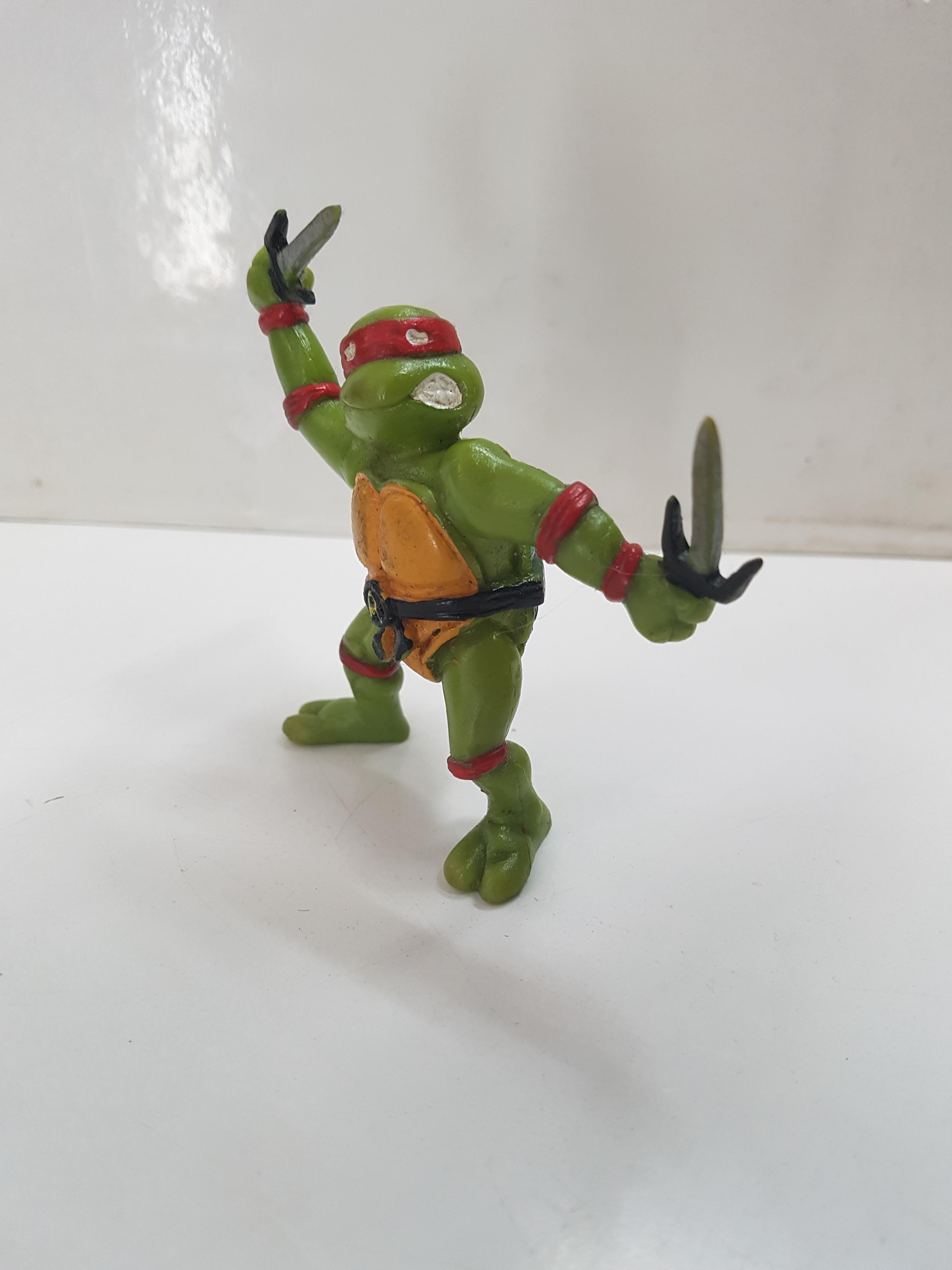 Figura serie Las Tortugas Ninja: Raphael, esgrimiendo sus sais