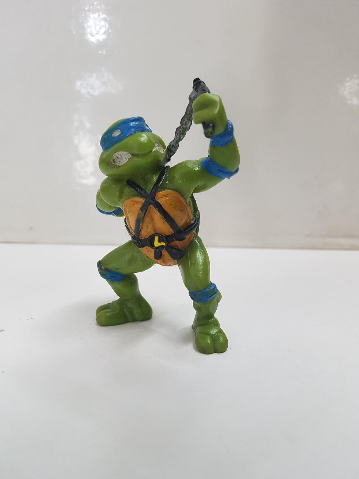 Figura serie Las Tortugas Ninja: Michelangelo, con sus nunchakus