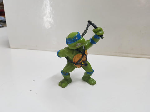 Figura serie Las Tortugas Ninja: Michelangelo, con sus nunchakus