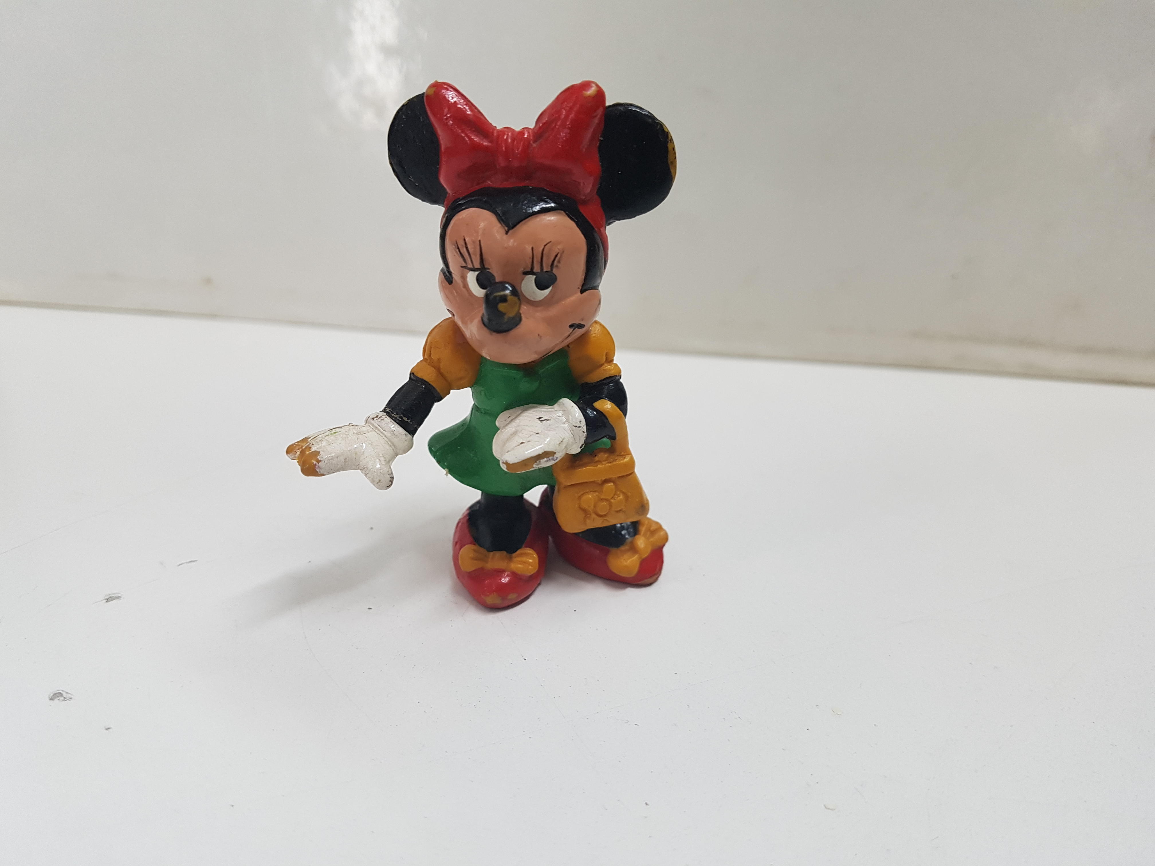 Figura de la serie Mickey Mouse: Minnie Mouse con vestido verde y bolso