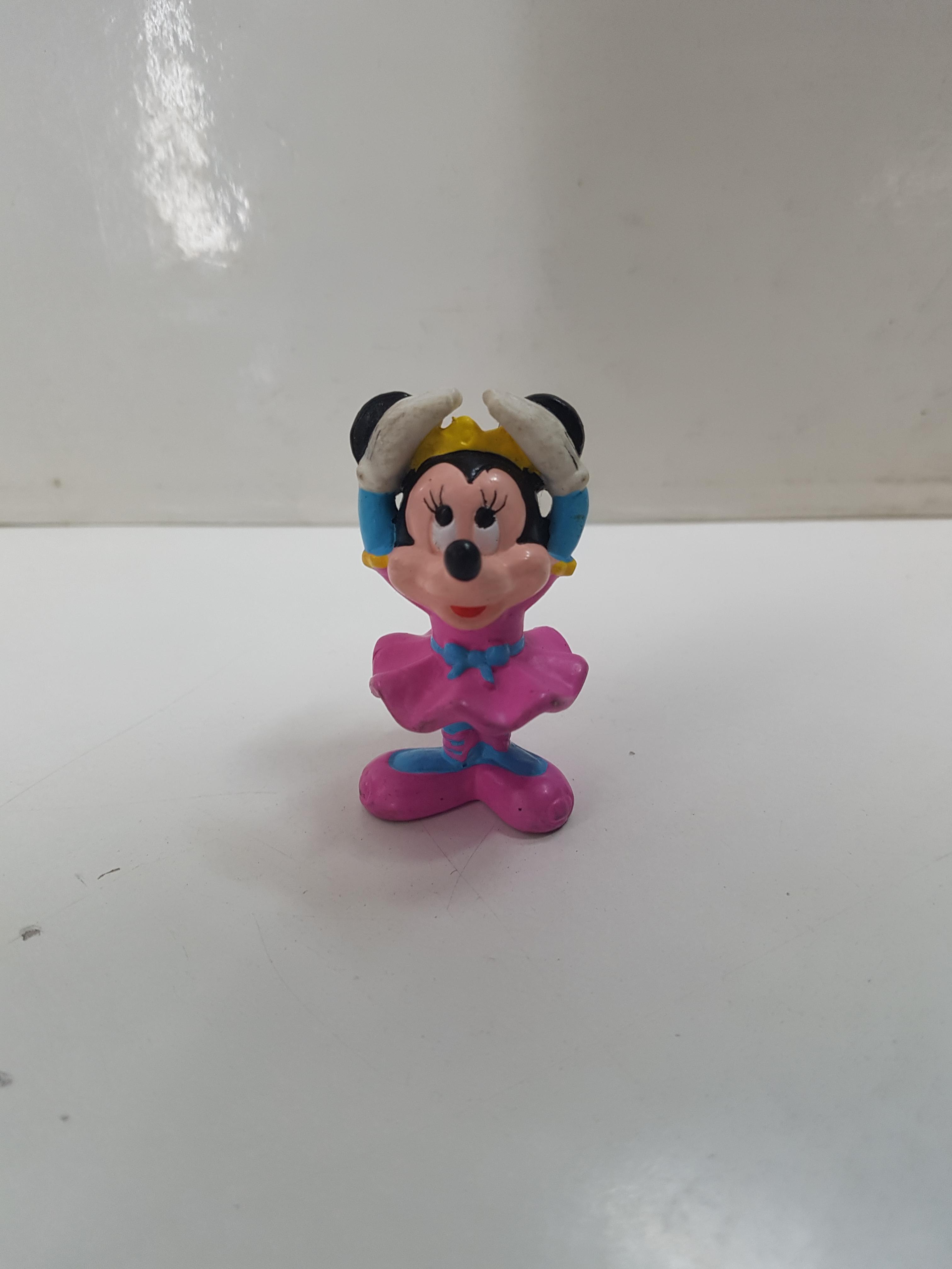 Figura de la serie Mickey Mouse: Minnie Mouse poniendose diadema