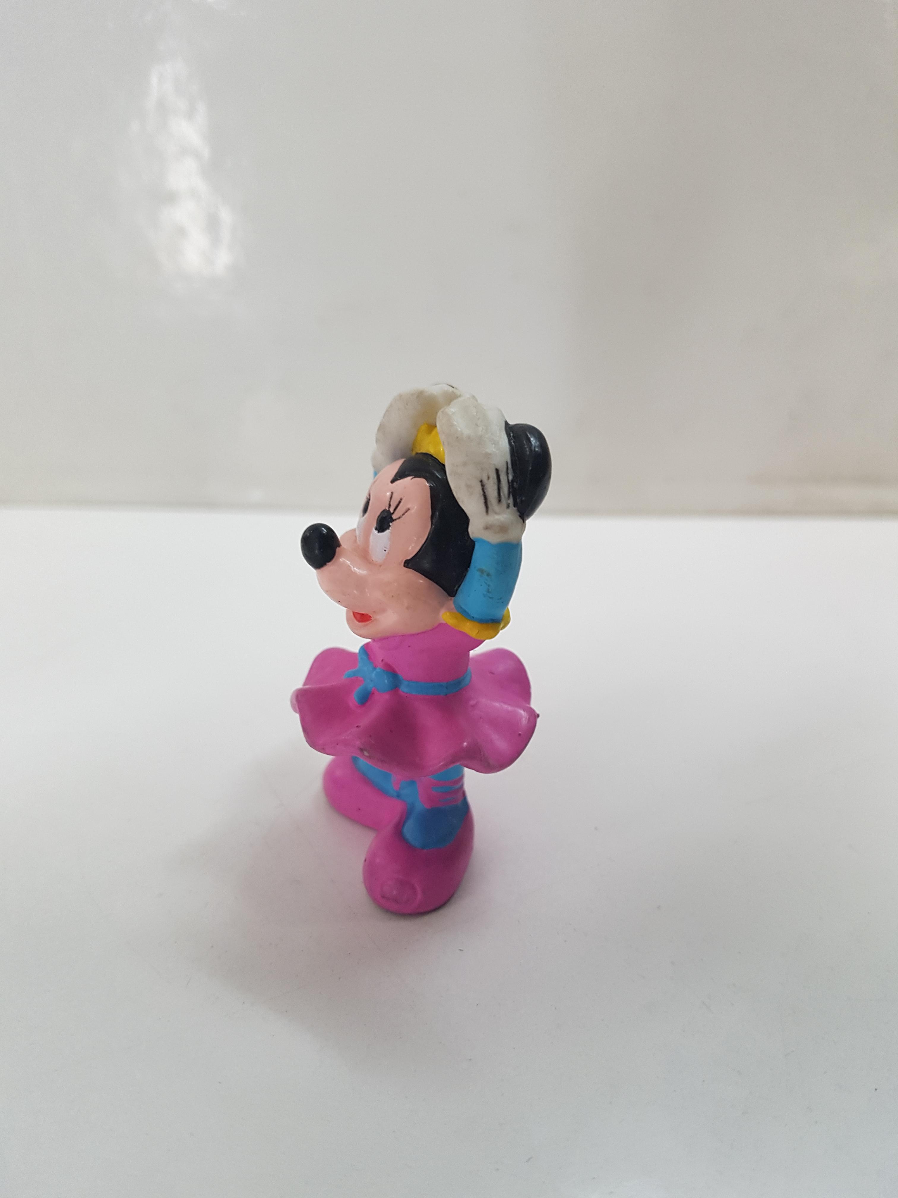 Figura de la serie Mickey Mouse: Minnie Mouse poniendose diadema