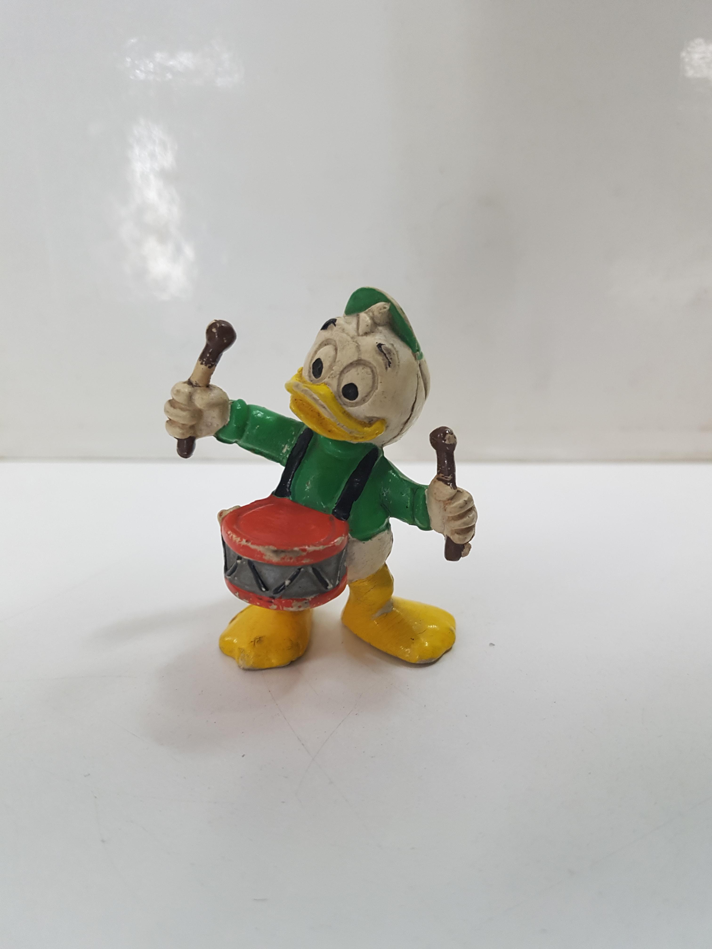 Figura de Jorgito con un tambor, uno de los sobrinos del pato Donald