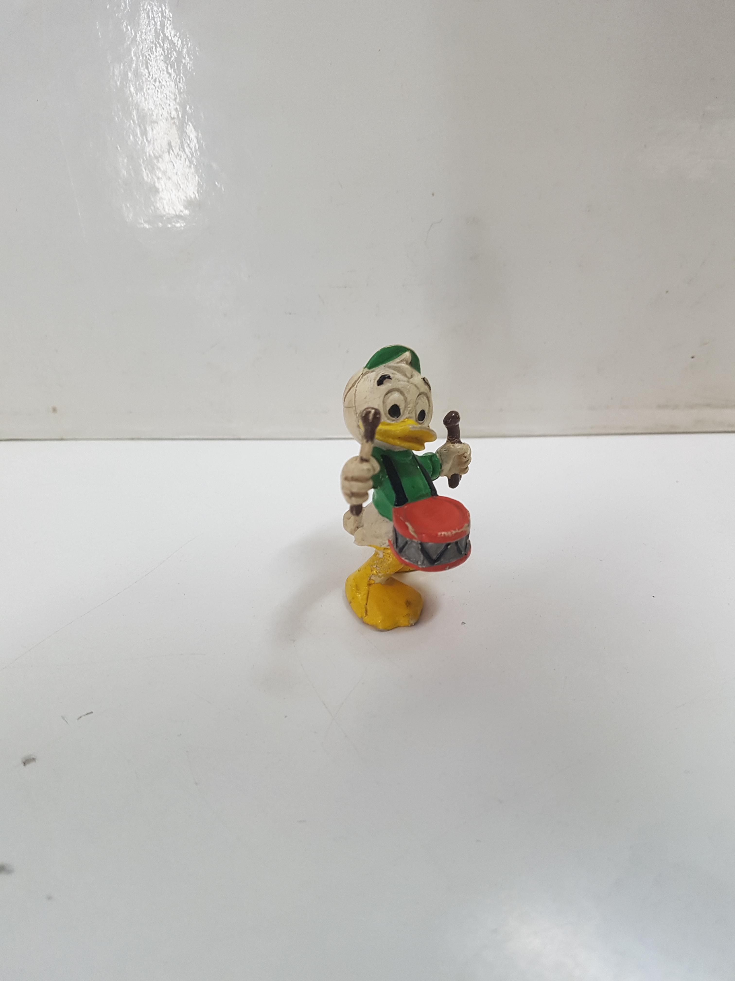 Figura de Jorgito con un tambor, uno de los sobrinos del pato Donald