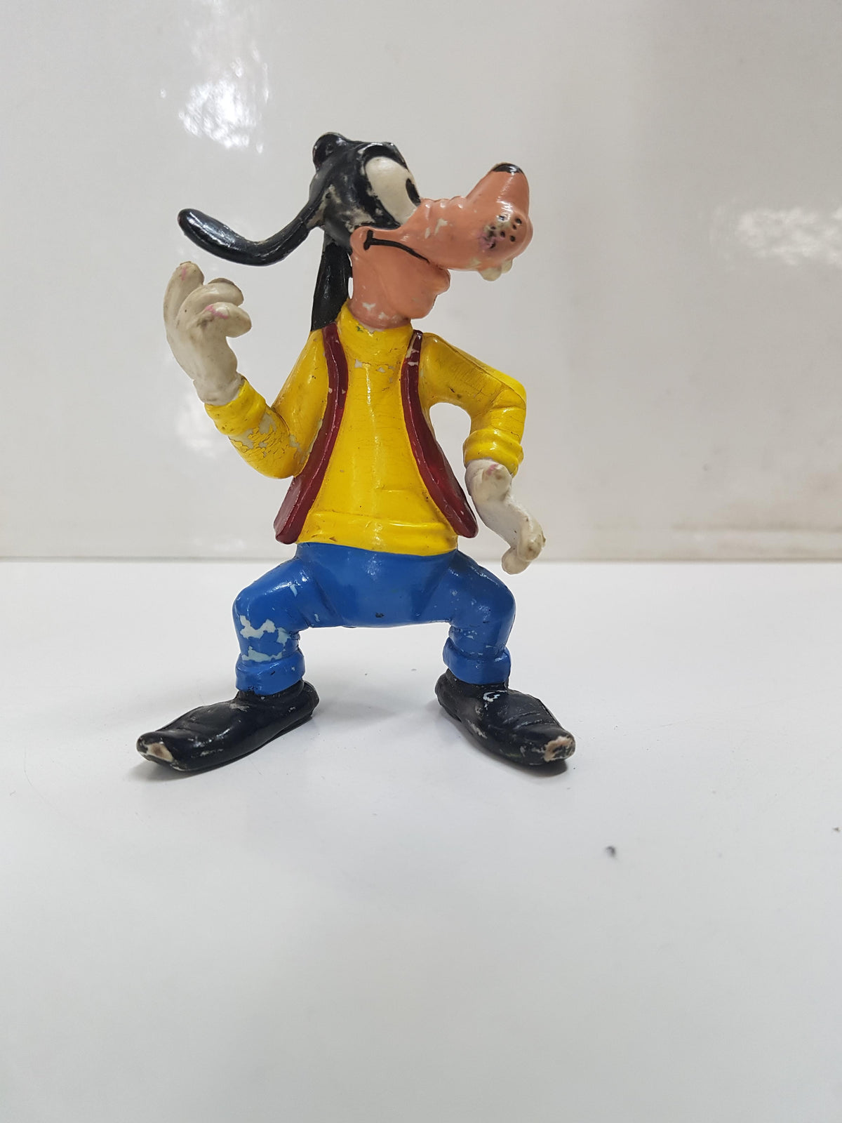 Figura de personajes de Disney: Goofy, camiseta amarilla