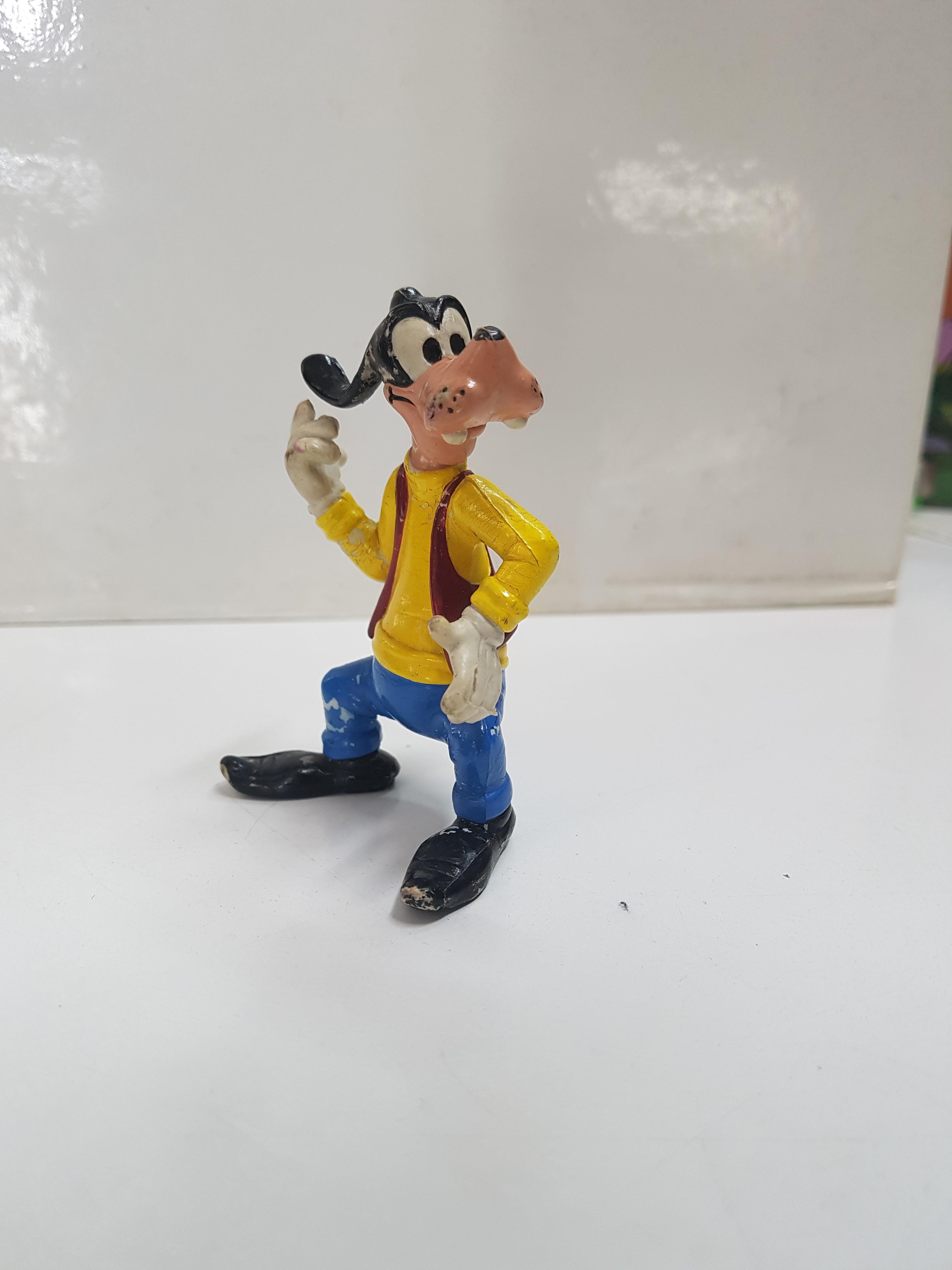 Figura de personajes de Disney: Goofy, camiseta amarilla