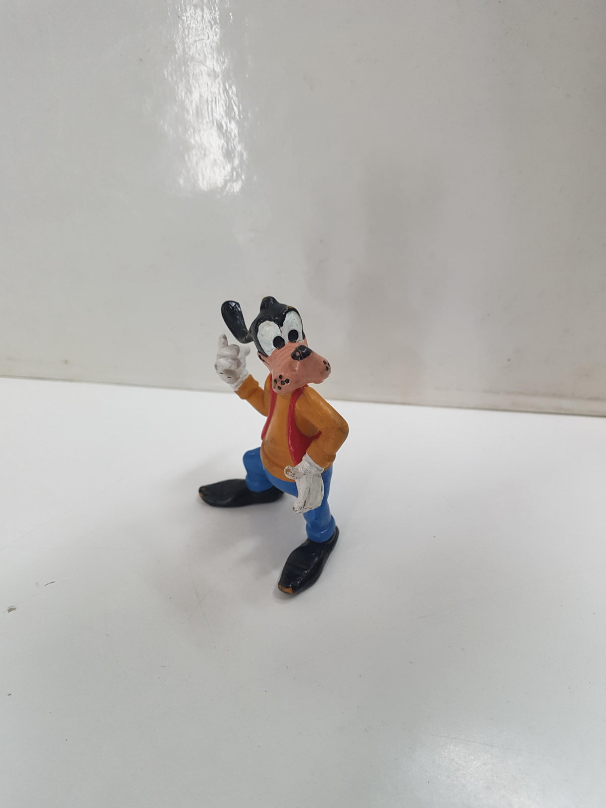 Figura de personajes de Disney: Goofy, camiseta naranja