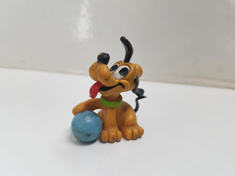 Figura de personajes de Disney: Pluto de Cachorro con una pelota