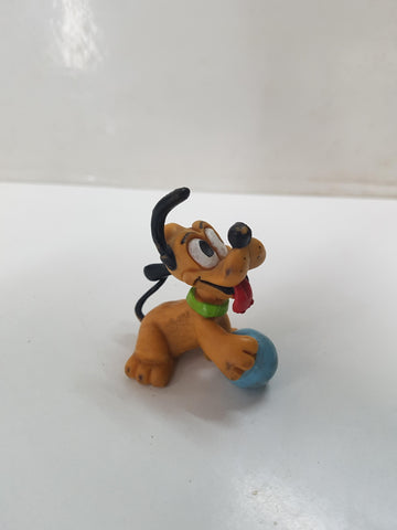 Figura de personajes de Disney: Pluto de Cachorro con una pelota