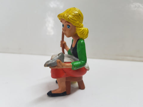 Figura de Cenicienta sentada en taburete, sujetando zapato y escoba 