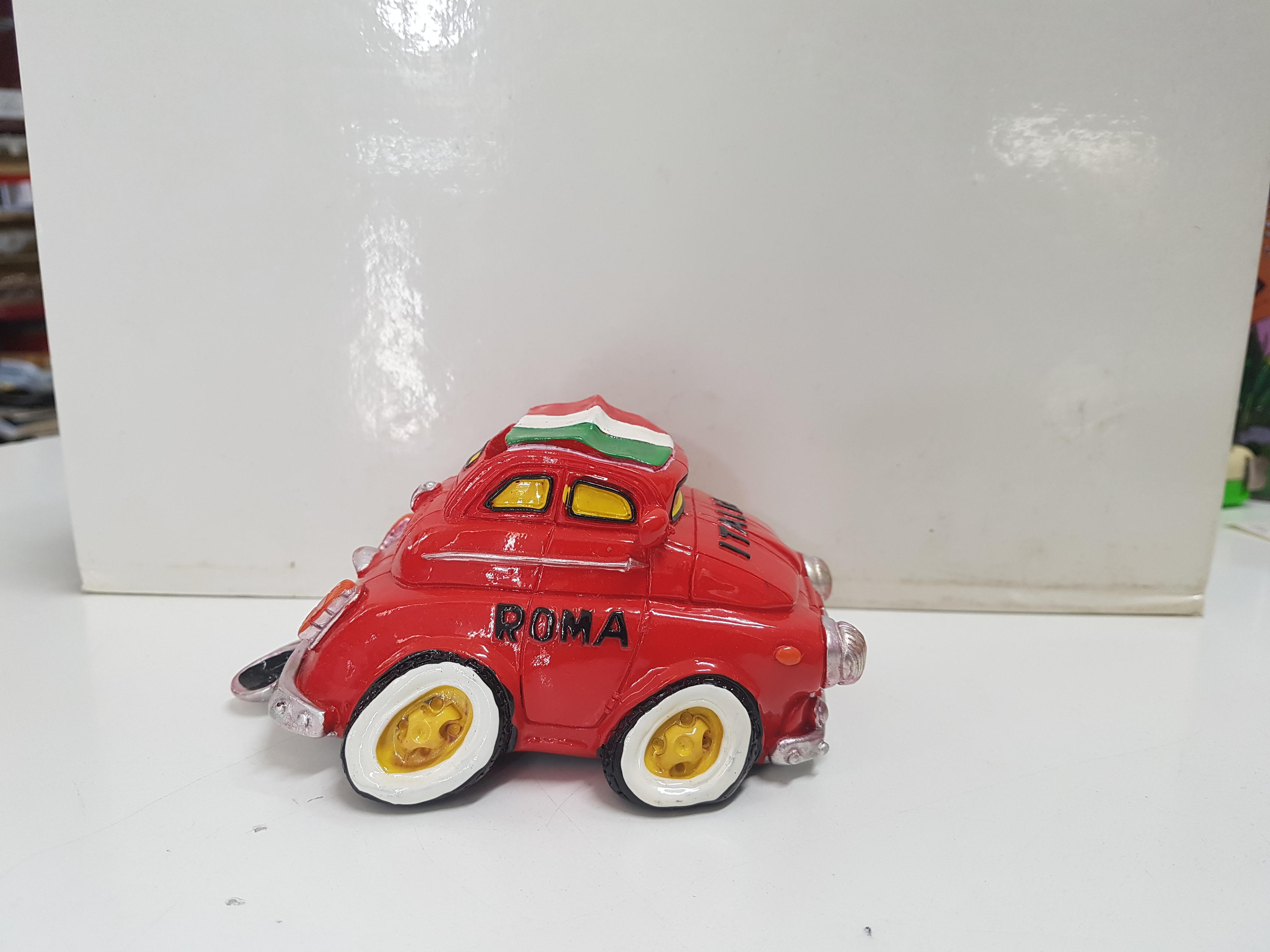 Figura: Hucha con forma de coche mini rojo, Roma - Italia