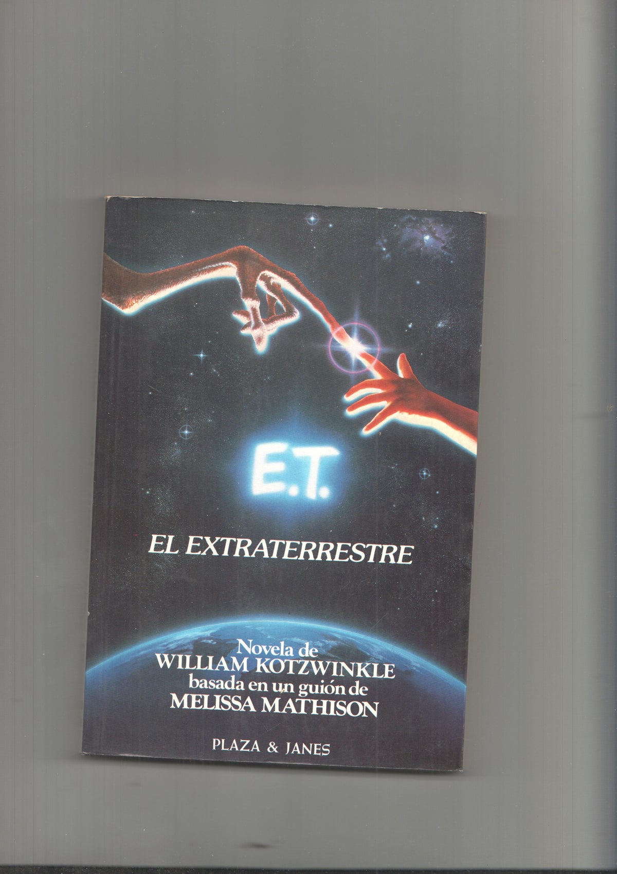 E.T. El Extraterrestre ( arrancada la primera pagina, pagina en blanco )