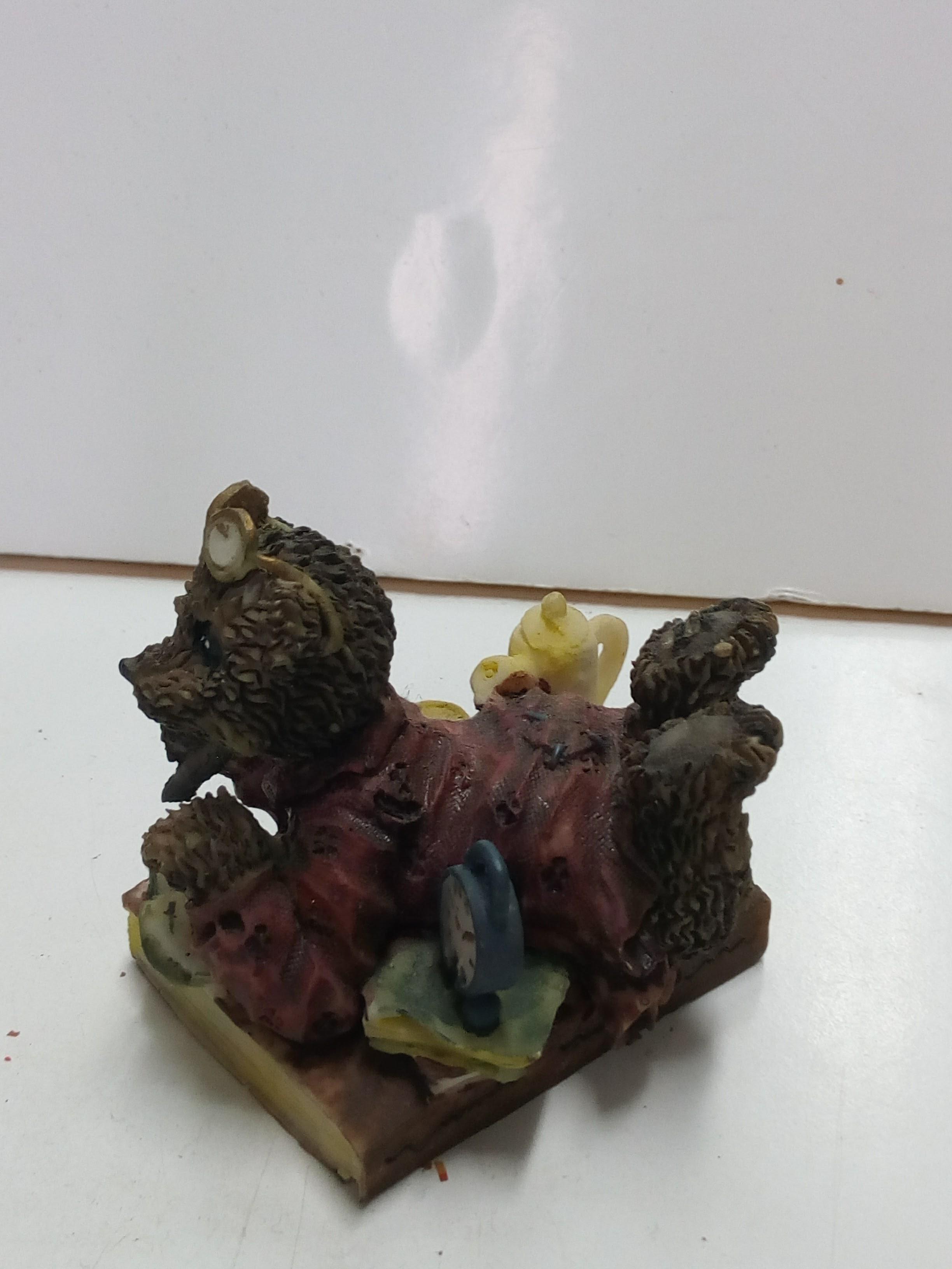 Figura decorativa de Oso lector