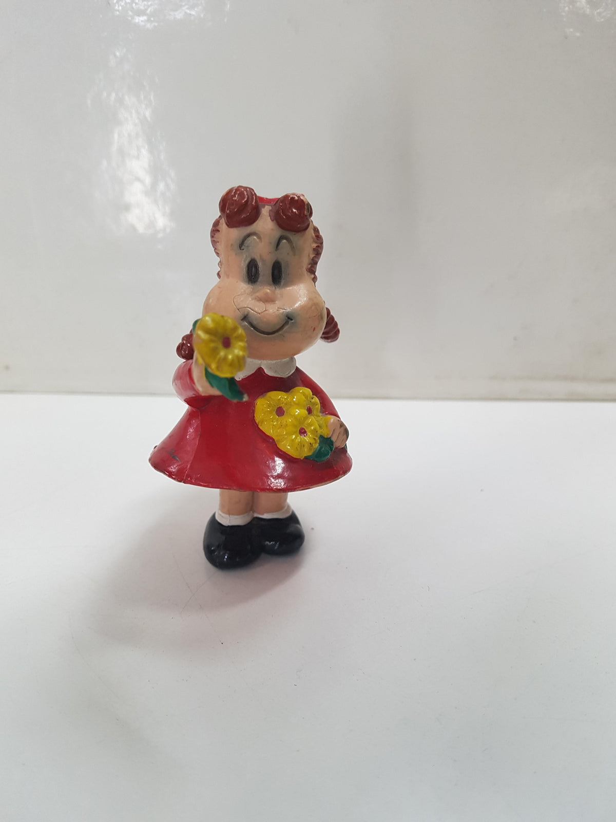 Figura serie La Pequeña Lulu: Lulu con flores 