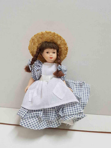 Muñeca de porcelana de los años 80: con vestido a cuadros y sombrero de paja