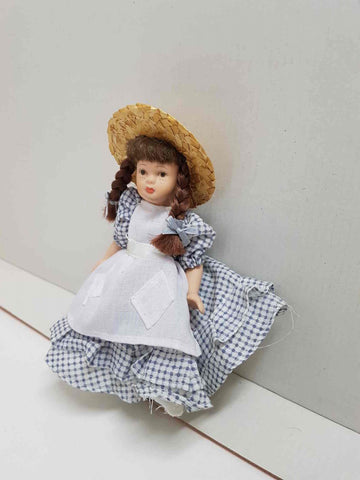 Muñeca de porcelana de los años 80: con vestido a cuadros y sombrero de paja