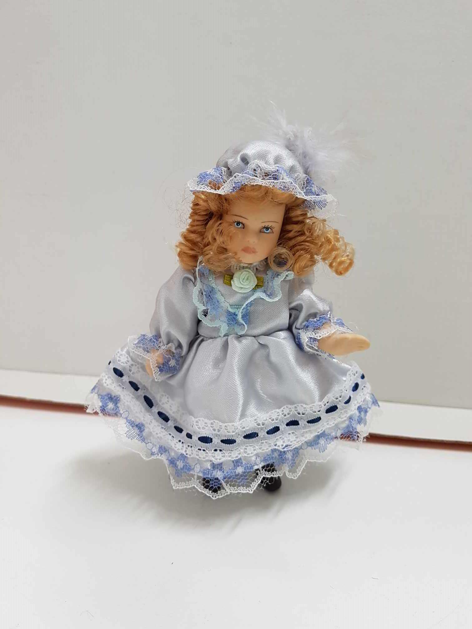 Muñeca de porcelana de los años 80: con vestido azul