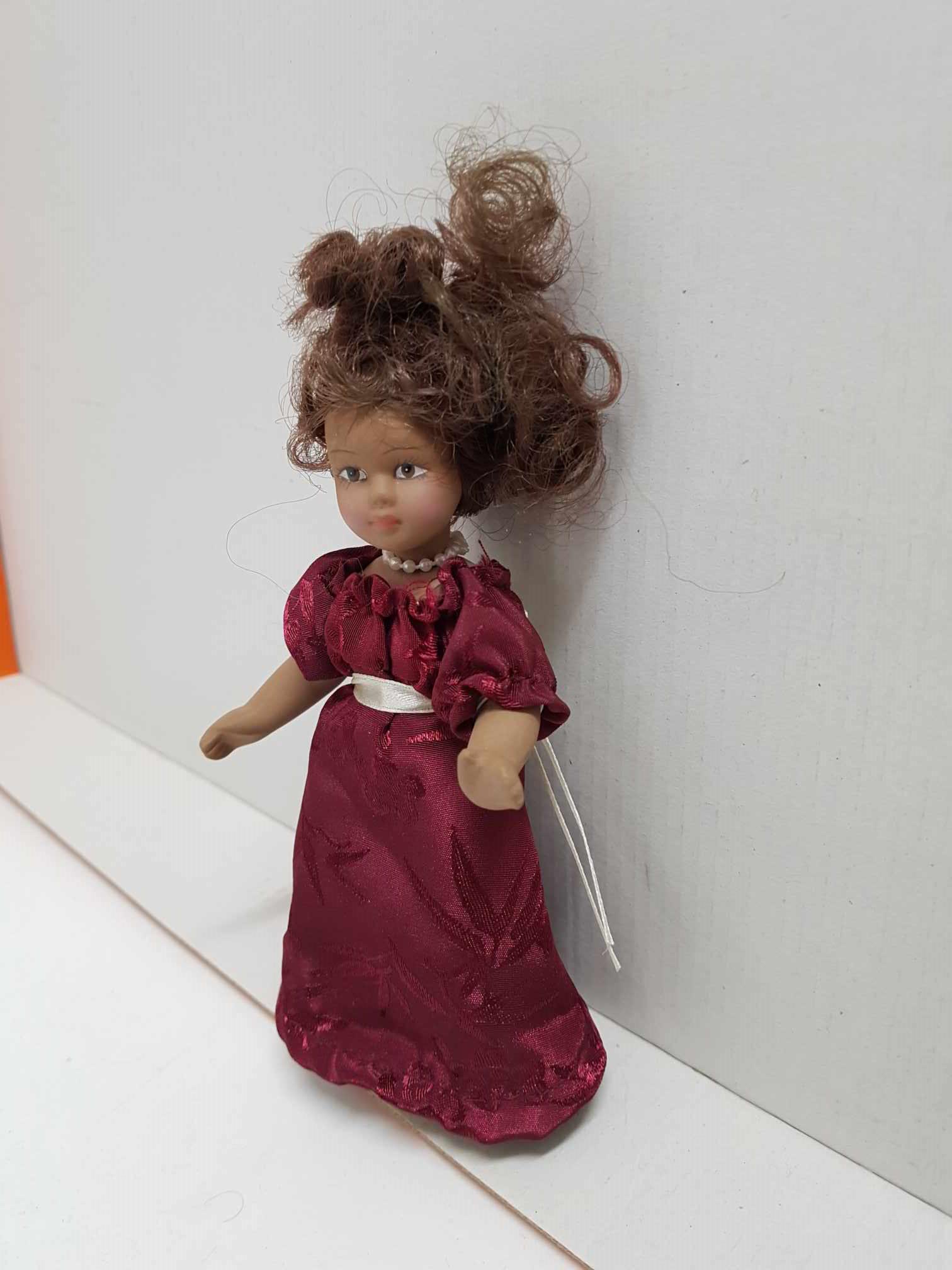 Muñeca de porcelana de los años 80: con vestido granate y collar de perlas