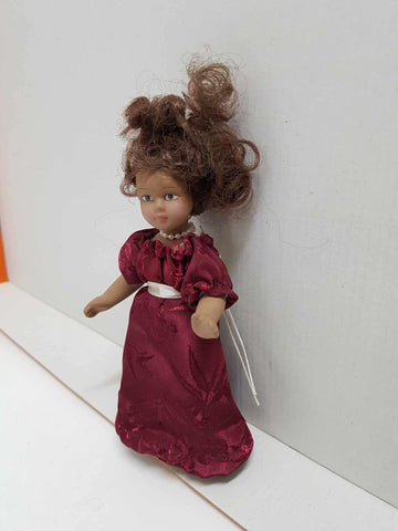 Muñeca de porcelana de los años 80: con vestido granate y collar de perlas