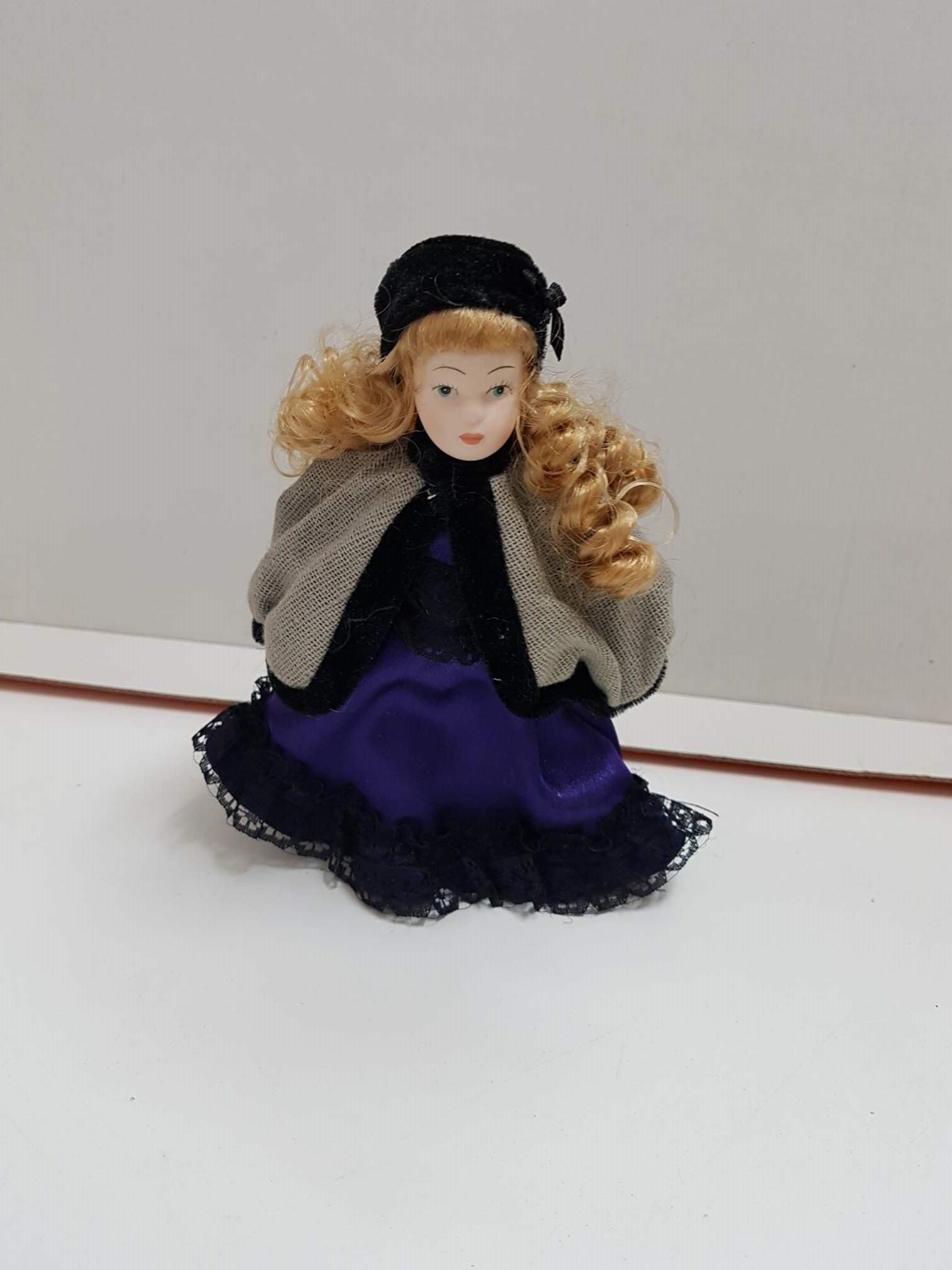 Muñeca de porcelana de los años 80: con vestido lila y gorro negro