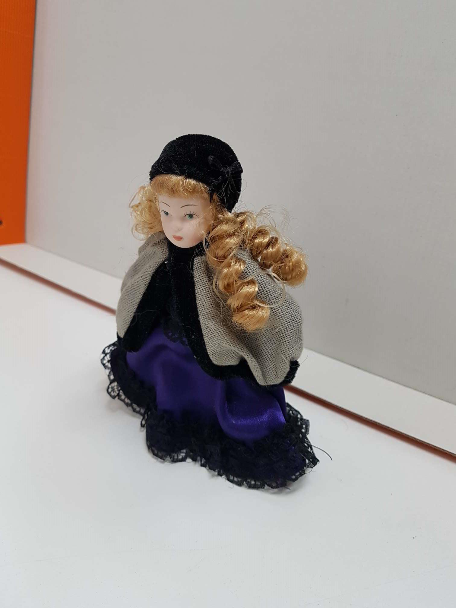 Muñeca de porcelana de los años 80: con vestido lila y gorro negro