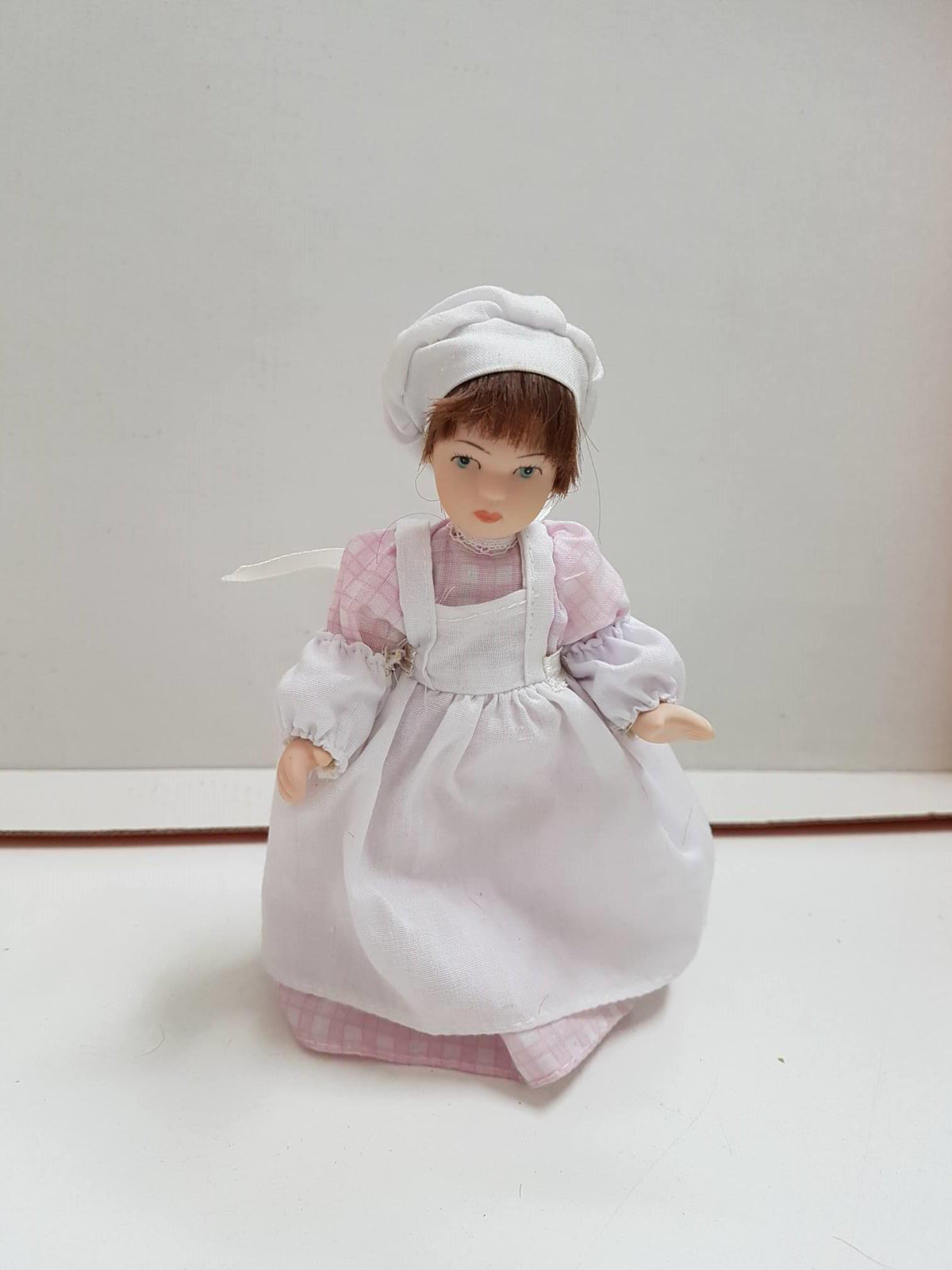 Muñeca de porcelana de los años 80: con uniforme, delantal y gorro blancos