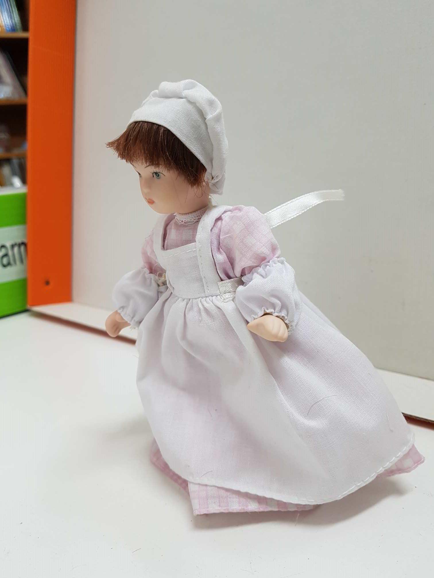 Muñeca de porcelana de los años 80: con uniforme, delantal y gorro blancos