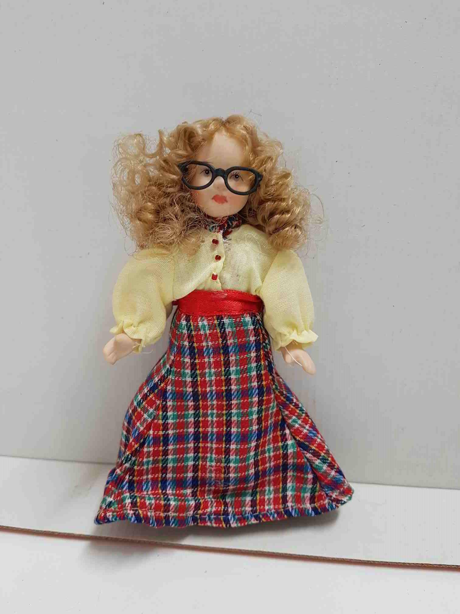 Muñeca de porcelana de los años 80: rubia pelo rizado con gafas