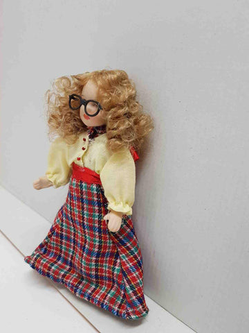 Muñeca de porcelana de los años 80: rubia pelo rizado con gafas