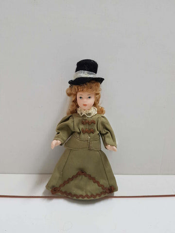 Muñeca de porcelana de los años 80: vestido verde elegante y sombrero negro