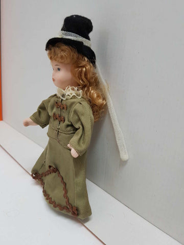 Muñeca de porcelana de los años 80: vestido verde elegante y sombrero negro