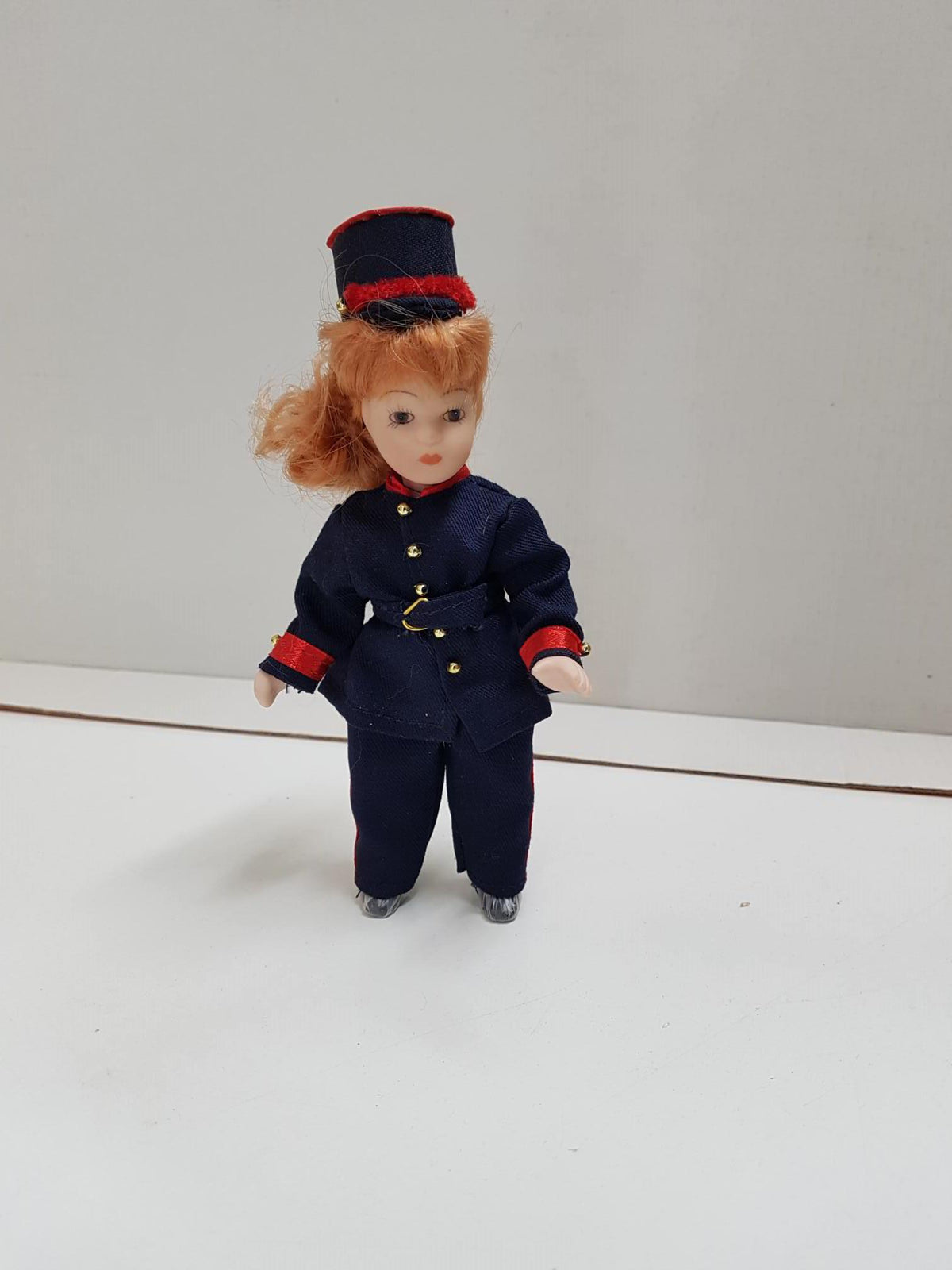 Figura de muñeca de porcelana años 80: con uniforme ferroviario