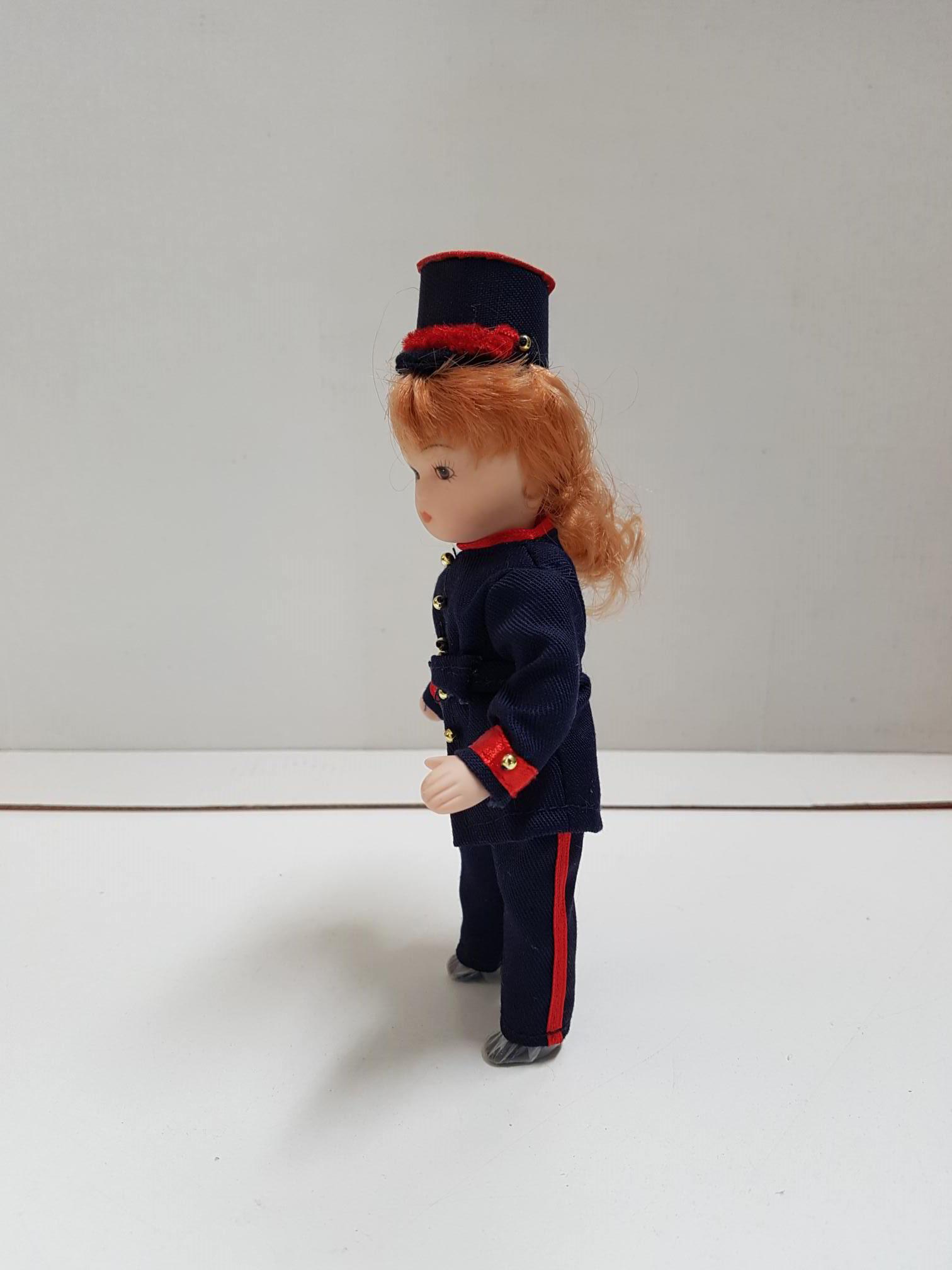 Figura de muñeca de porcelana años 80: con uniforme ferroviario