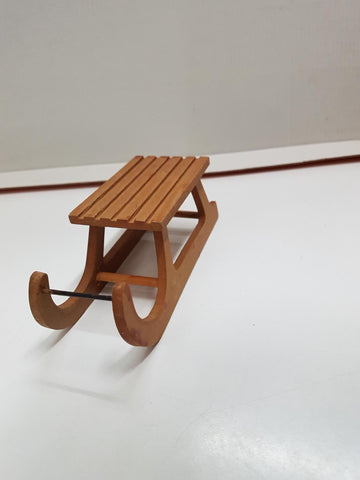 Figura: trineo antiguo de madera