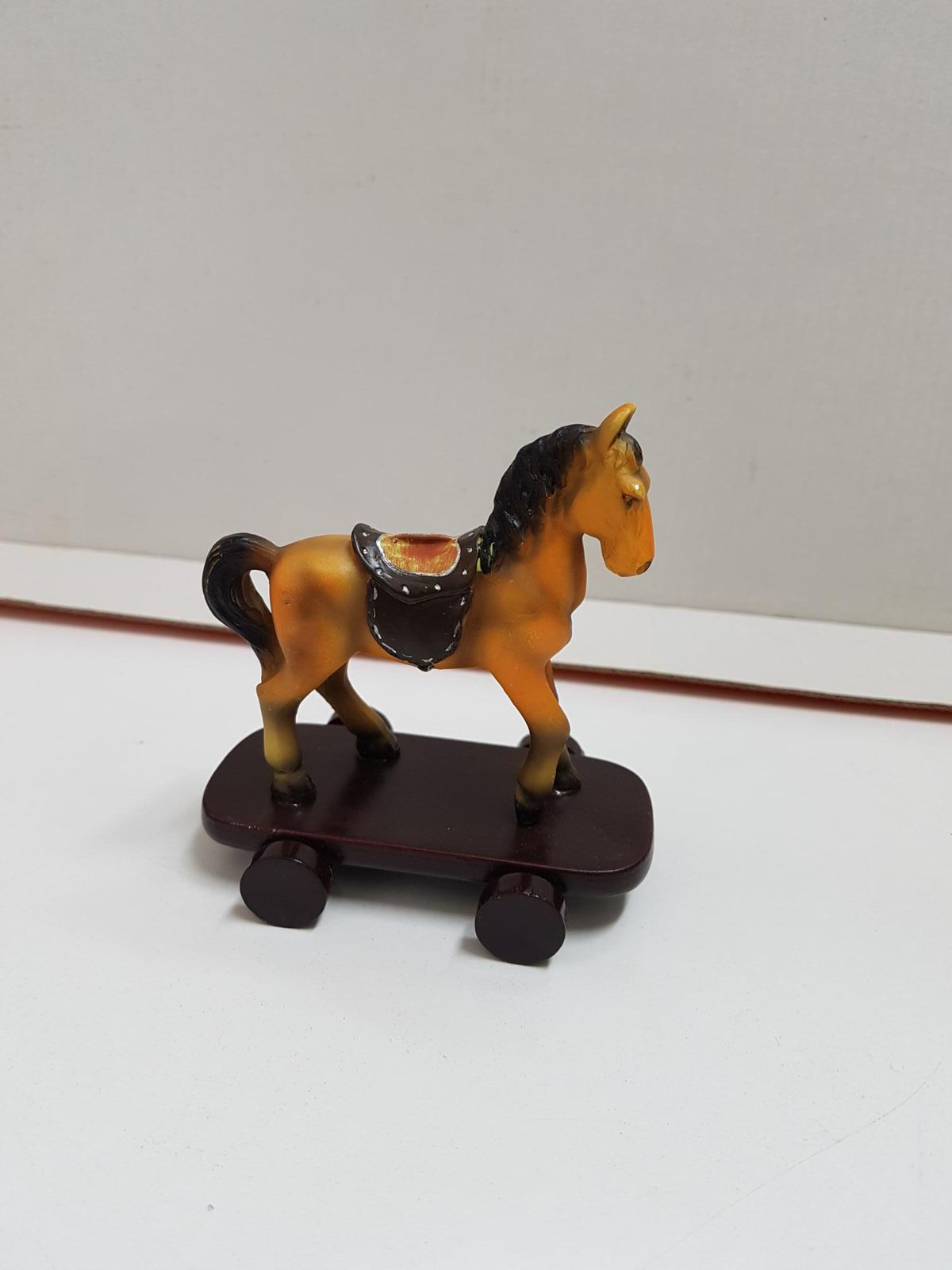 Figura: Caballo sobre base con ruedas