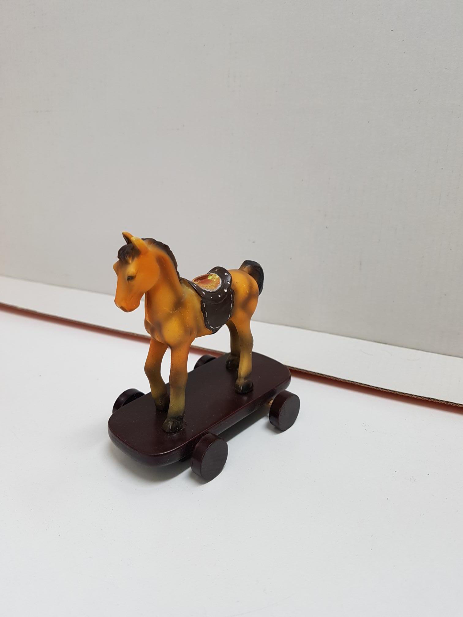 Figura: Caballo sobre base con ruedas