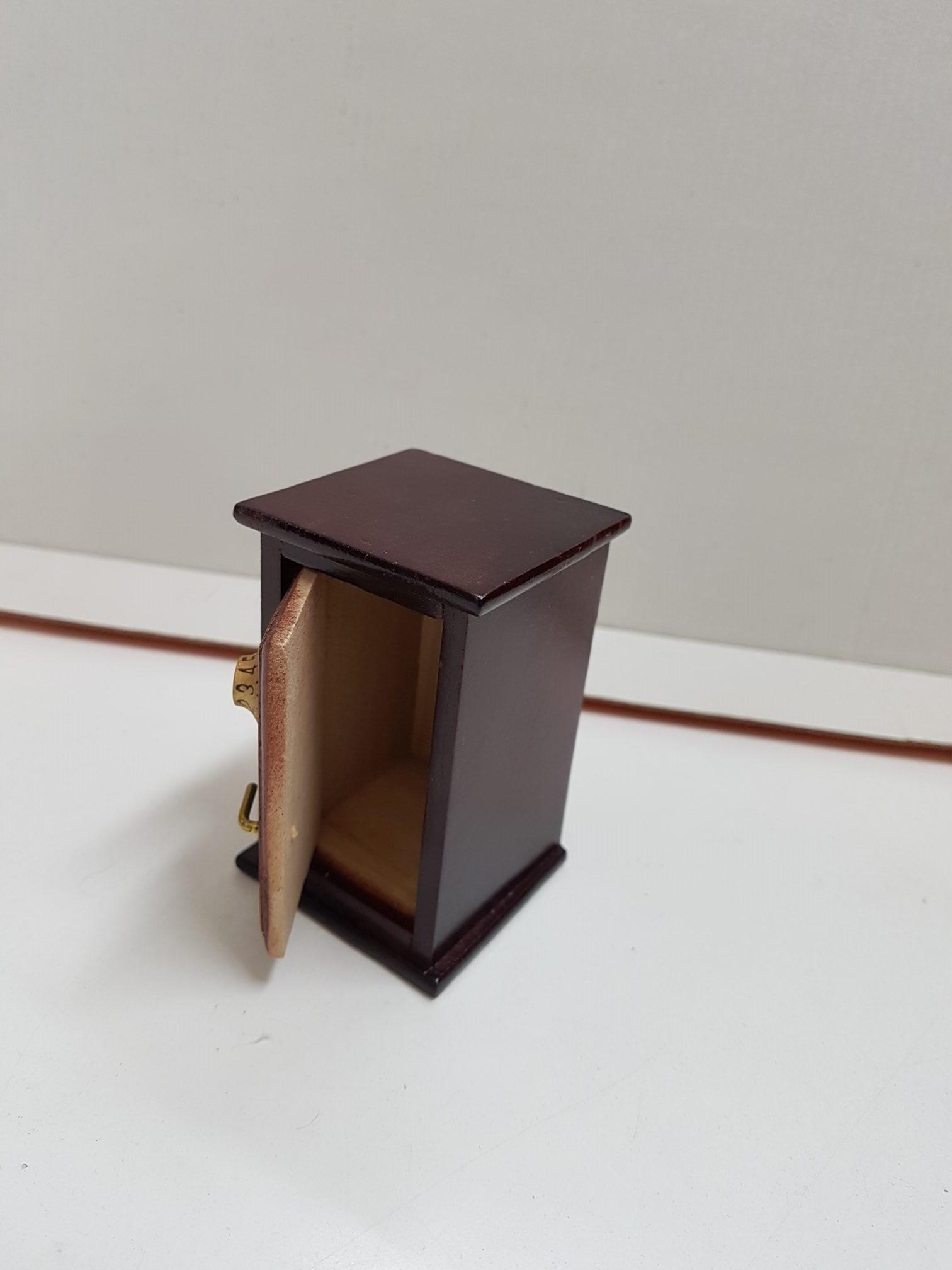 Figura: Caja fuerte de madera tipo mueble