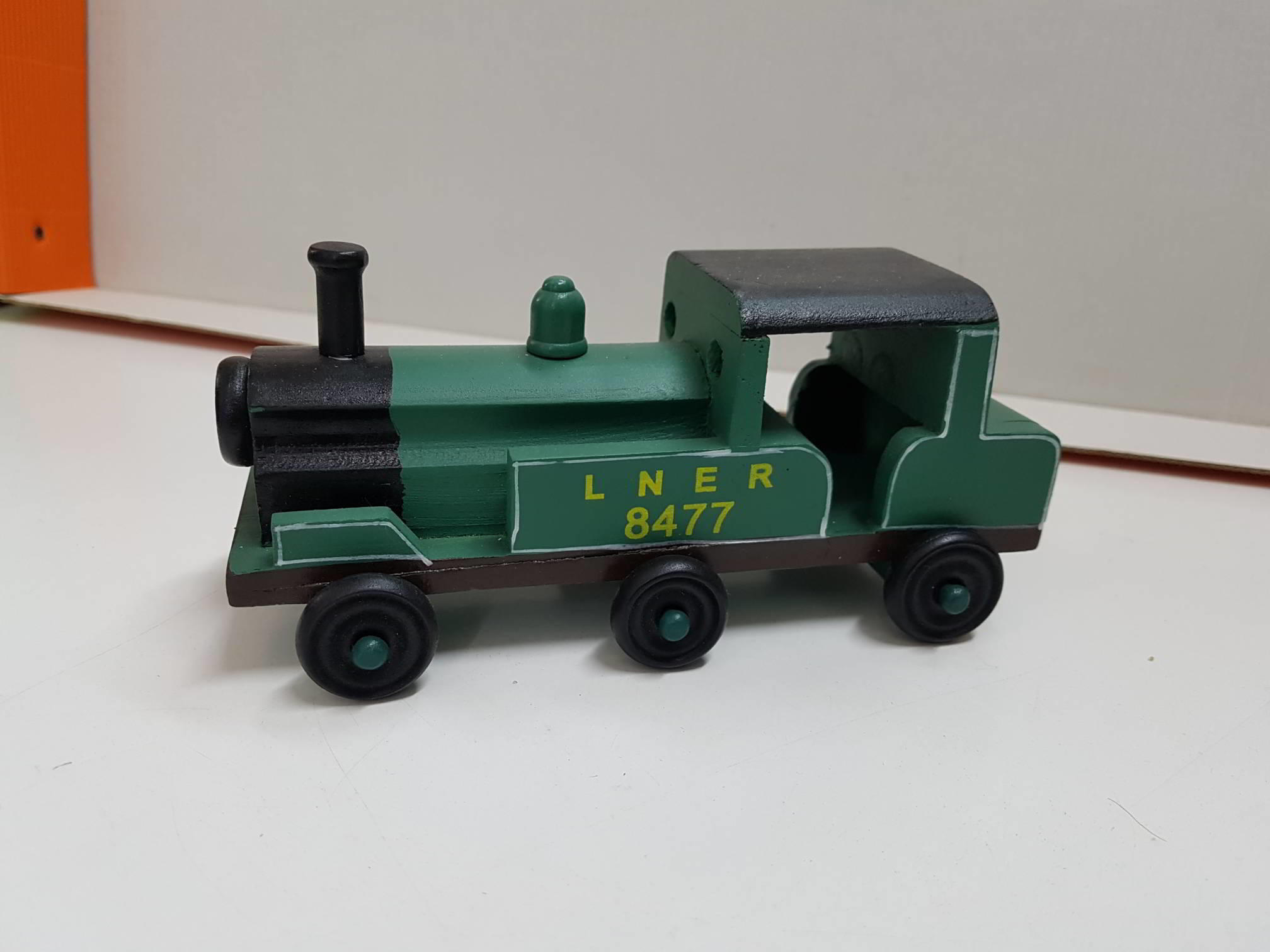 Figura: Locomotora LNER 8477 de madera