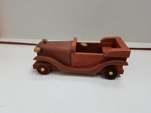 Figura: Coche antiguo de madera